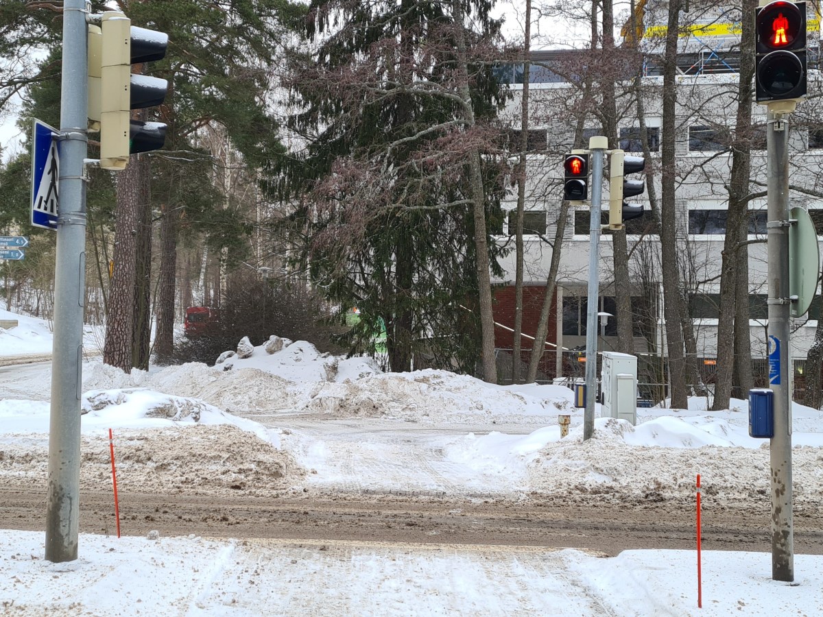 Kimmeltien ja Tapiolantien risteyksen puuttuvat&nbsp;liikennemerkit